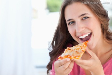 吃披萨的女孩