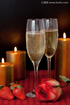 香槟草莓玫瑰和蜡烛