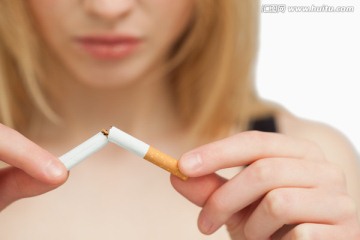 生气的女人折断了一支香烟