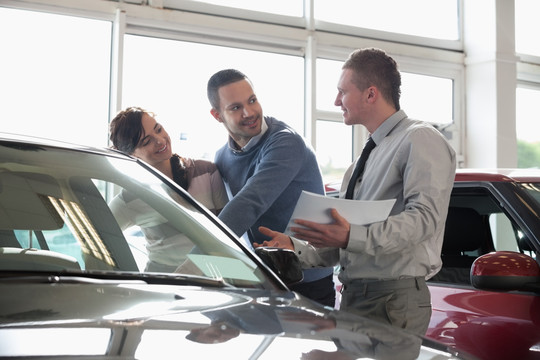 汽车销售人员和顾客交流