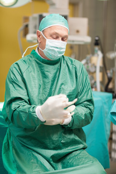 外科医生在手术室戴上手术手套