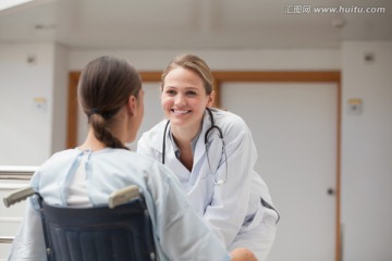 女医生和轮椅上的女患者