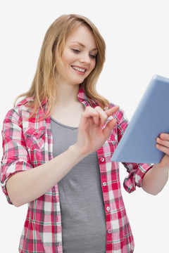 正在使用平板电脑的年轻女性
