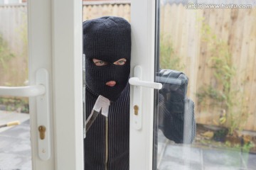 小偷敲开房门