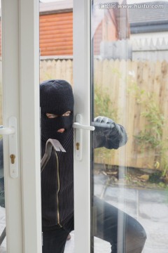 小偷敲开房门