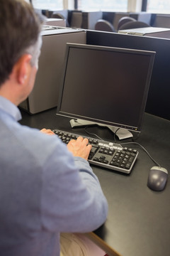 电脑前打字的男人