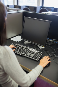 在电脑前工作的女人
