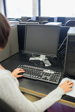 在电脑前工作的女人