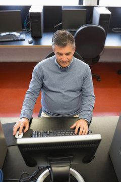 电脑办公的男性白领