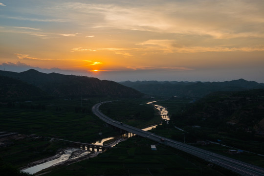 高速公路 晚霞 彩云