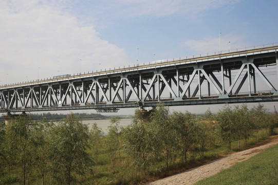 铁路大桥 跨河大桥