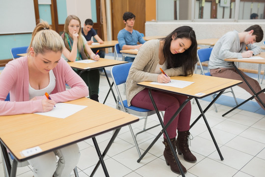 学生在教室考试中