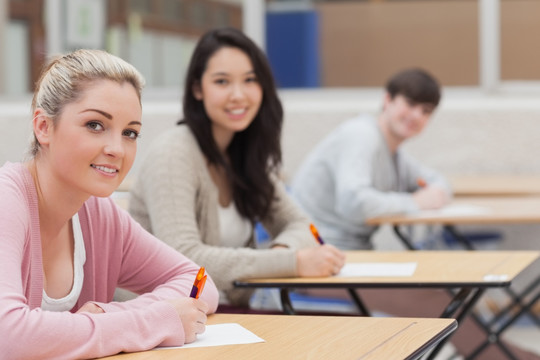 学生在教室考试的时候