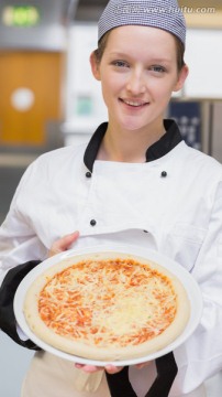 女厨师展示一个比萨饼