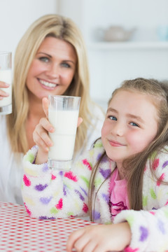 母女俩一起喝牛奶