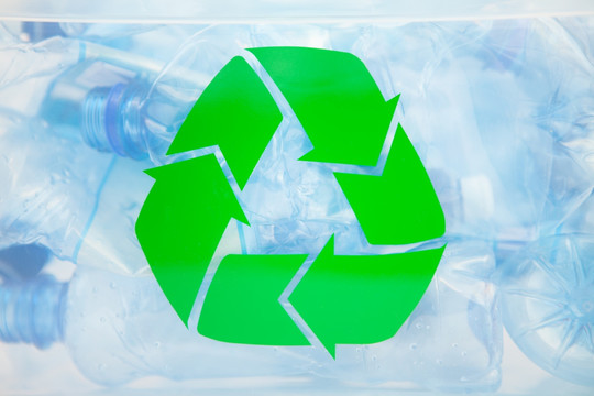 回收箱里的塑料瓶