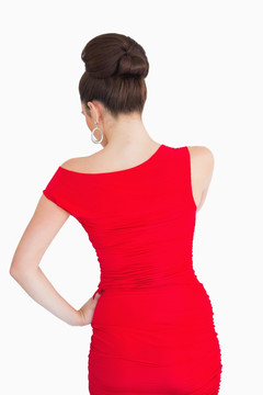 穿红裙子的时尚女人后背