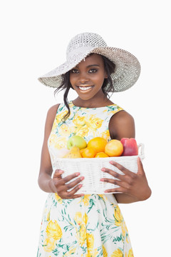戴着太阳帽抱着水果盒的女人