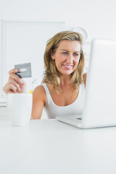 微笑的女人用电脑在线购物