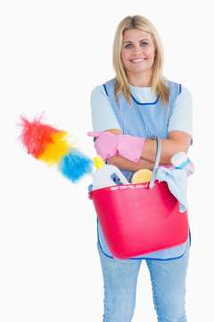 拿着各种清洁工具的女清洁工