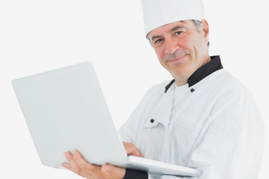 男厨师使用白色笔记本电脑