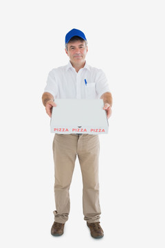 快递员抱着披萨箱子