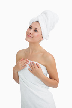 年轻女子洗浴后裹着毛巾