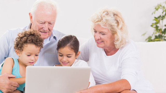 爷爷奶奶和孩子们一起用电脑
