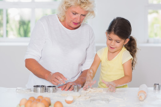孙女和奶奶一起在厨房里做饼干