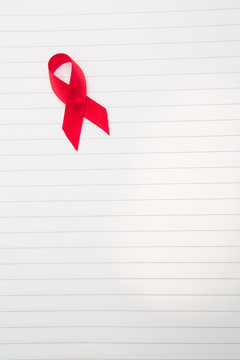 稿纸上的艾滋病红丝带