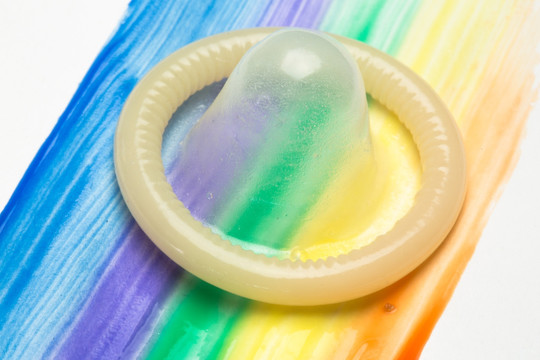 放在彩虹刷中的避孕套