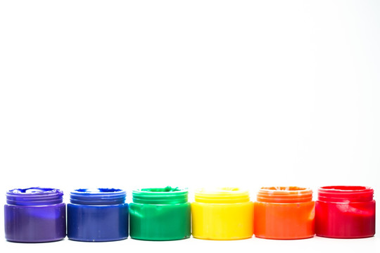 摆成一排的彩虹颜料罐