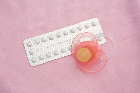 避孕药包上的粉红色奶嘴