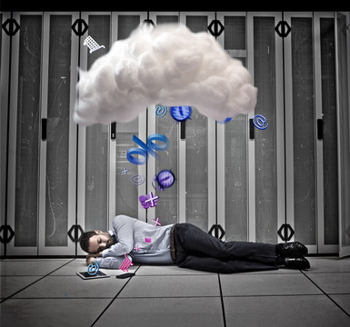数据工人躺在数据云下面