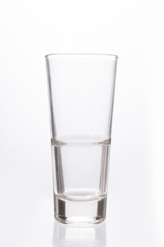 玻璃杯里装有半杯水
