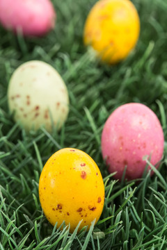 草地上摆放了彩色的复活节蛋