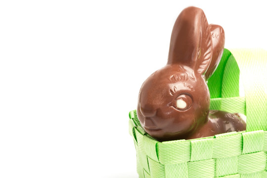巧克力小兔子放在柳条筐