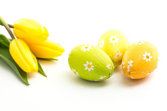 和郁金香放在一起的复活节彩蛋