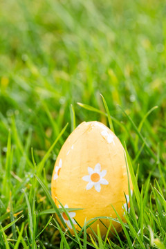 被放在草地上的复活节彩蛋