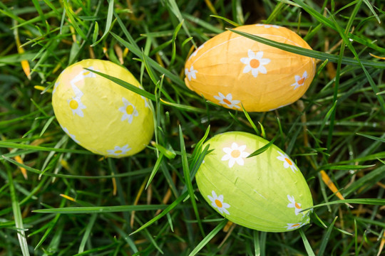 三个复活节彩蛋摆在草地上