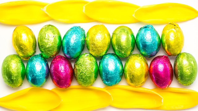 彩色箔包裹的复活节蛋