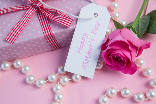 粉色玫瑰珍珠项链和礼品盒