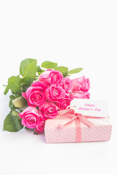 白色背景上的粉色玫瑰花束与礼盒