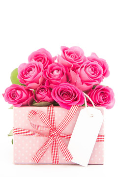 粉色玫瑰和礼品盒