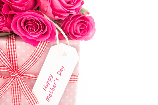 一束粉色玫瑰和礼品盒