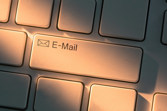 白色键盘上的电子邮件按钮