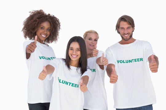 穿志愿者T恤的志愿者团队