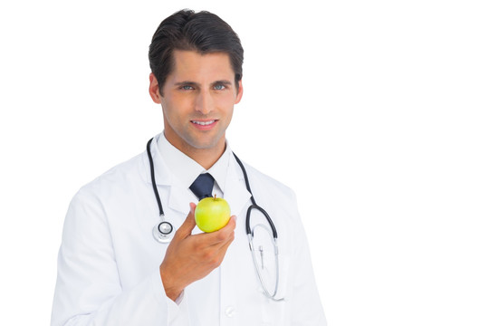 医生拿着一个苹果