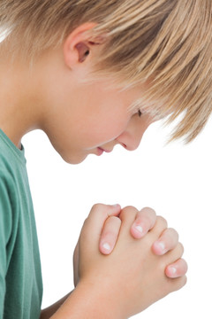 小男孩做着祈祷