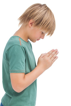 小男孩低着头祈祷